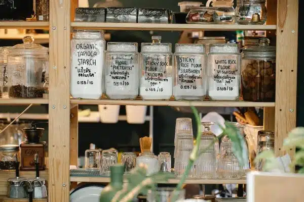Les indispensables de la cuisine : les aliments à toujours avoir dans ses placards