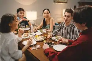 Les clés d’un dîner entre amis réussi : conseils et astuces